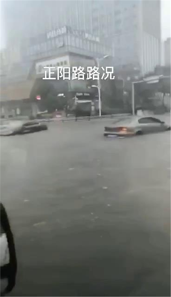臺風巴威造成青島城市內(nèi)澇，機動車熄火