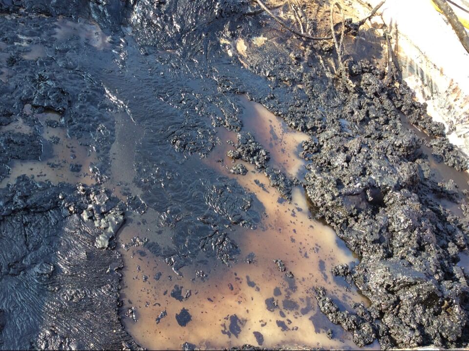 含油污水是原油、泥沙、水等的混合物。