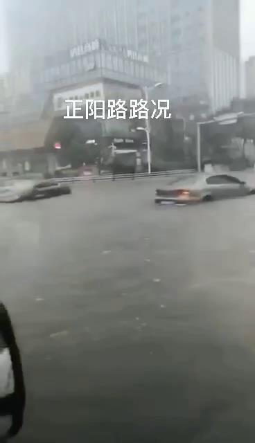 臺風(fēng)巴威造成青島城市內(nèi)澇，機動車熄火